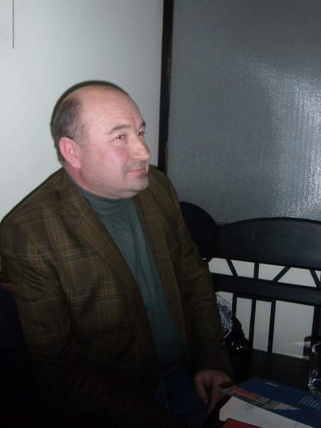 Чернівці. Літературна кав'ярня. Олександр Вільчинський готується розповідати про свої нові детективи